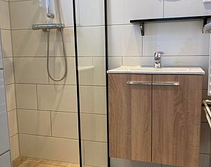 Modernes Badezimmer mit Dusche in 3901 Farm Leiden, Ferienhaus Zuid-Eierland, Texel.
