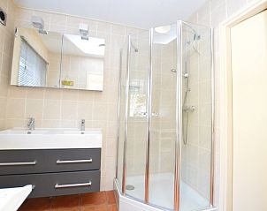 Stijlvolle badkamer in Vakantiehuis De Nagtegaal 15, De Wulk, De Dennen, Texel met moderne douche.