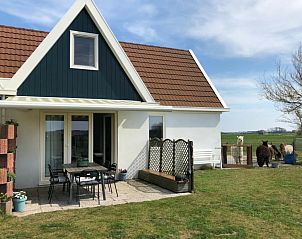 Huisje 7 in De Dennen, Texel met een ruime tuin en terras, ideaal voor een ontspannen vakantie op de Waddeneilanden.