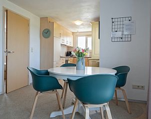 Eethoek van Huisje 7 in De Dennen, Texel biedt een gezellige plek voor maaltijden tijdens je verblijf op de Waddeneilanden.