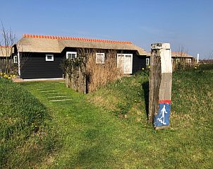 Vakantiepark De Bremakker in De Dennen, Texel biedt een charmante vakantiewoning met rieten dak en groene omgeving op de Waddeneilanden.