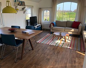 Gezellige woonkamer in Vakantiepark De Bremakker - Akkerveld 14, De Dennen, Texel. Comfortabele zithoek met uitzicht op groene omgeving.