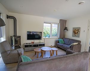 Gezellige woonkamer van Vakantiehuis de Parel 150 in De Dennen, Texel met comfortabele zithoek.