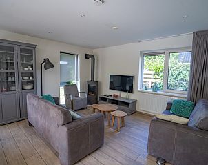 Binnenruimte Vakantiehuis de Parel 150 in De Dennen, Texel met zithoek en grote ramen.