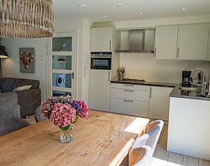 Moderne keuken van Vakantiehuis de Parel 150 in De Dennen, Texel met eetruimte.