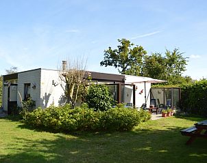 Ferienhaus de Parel 212 in De Dennen Texel mit sonniger Terrasse und grnem Garten.
