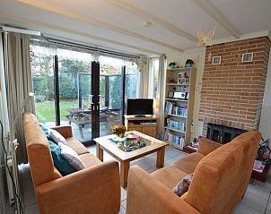 Gemtliches Wohnzimmer von Holiday home de Parel 212 in De Dennen Texel mit Blick auf den Garten.