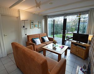 Gemtliche Sitzecke im Holiday home de Parel 212, De Dennen Texel mit Zugang zur Terrasse.