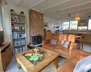 Ferienhaus De Parel 212 in De Dennen Texel mit gemtlichem Wohnzimmer und Kamin.