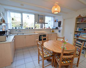 Moderne Kche im Ferienhaus de Parel 212, De Dennen Texel mit Essecke und viel Licht.