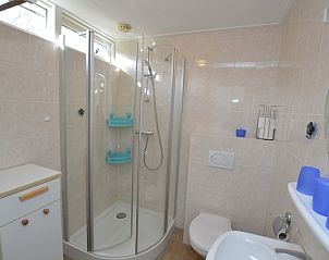 Modernes Badezimmer im Ferienhaus de Parel 212, De Dennen Texel mit Dusche und Toilette.