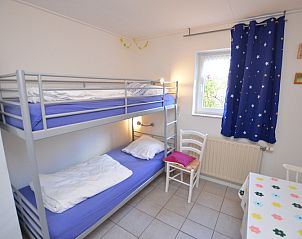 Kinderzimmer im Ferienhaus the Pearl 212, De Dennen Texel mit Etagenbetten und verspielter Dekoration.