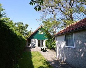 Der Bungalowpark Vredelust in De Dennen, Texel, bietet ein charmantes Ferienhaus mit einer sonnigen Terrasse und grner Umgebung.