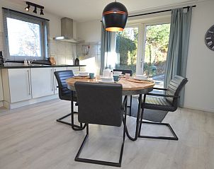 Stilvolle Essecke im Ferienhaus Bungalowpark Vredelust, De Dennen, Texel, mit moderner Kche und viel Tageslicht.
