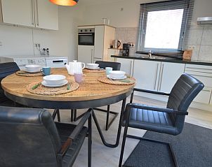 Gemtliches Esszimmer im Bungalowpark Vredelust, De Dennen, Texel, ideal fr Familienessen whrend Ihres Aufenthalts.