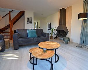 Gemtliches Wohnzimmer im Bungalowpark Vredelust, De Dennen, Texel, mit Kamin und modernem Mobiliar.