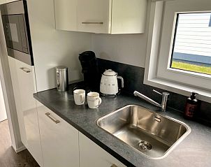 Compacte keukenhoek in Vakantiepark de Bremakker - Bosveld 148, De Dennen, Texel met moderne apparatuur.