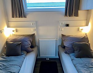 Gezellige tweepersoons slaapkamer in Vakantiepark de Bremakker - Bosveld 148, De Dennen, Texel met warme verlichting.