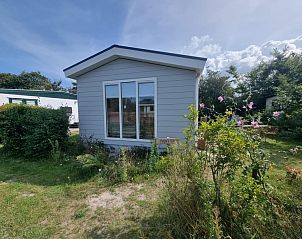 Vorderansicht des Ferienhauses im Vakantiepark de Bremakker, Bosveld 135, De Dennen, Texel mit blhendem Garten.