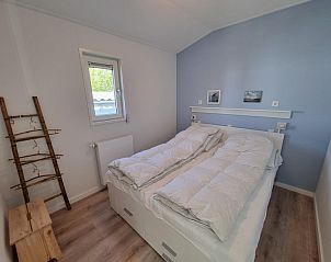 Schlafzimmer mit Doppelbett im Vakantiepark de Bremakker, Bosveld 135, De Dennen, Texel, fr eine erholsame Nacht.