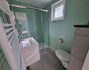 Modernes Badezimmer im Vakantiepark de Bremakker, Bosveld 135, De Dennen, Texel, mit Dusche und Toilette fr optimalen Komfort.