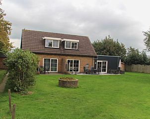 Ferienhaus Dove in De Dennen, Texel mit groem grnen Garten und Terrasse.