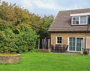 Gemtliche Terrasse im Ferienhaus Duif in De Dennen, Texel, umgeben von Natur.