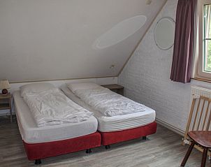 Zweites Schlafzimmer im Ferienhaus Duif, De Dennen, Texel mit zwei Einzelbetten.