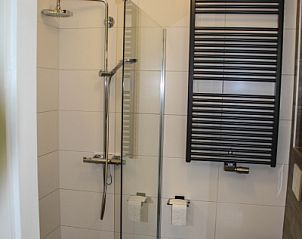Modernes Badezimmer im Ferienhaus Duif, De Dennen, Texel mit begehbarer Dusche.
