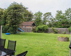Gerumiger Garten des Ferienhauses Dove, De Dennen, Texel mit Spielplatz fr Kinder.