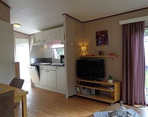 Open keuken en eetruimte in Vakantiepark de Bremakker - Bosveld 104, ideaal voor een verblijf in De Dennen, Texel.