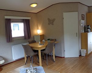 Eethoek in Vakantiepark de Bremakker - Bosveld 104, een knus vakantiehuis in De Dennen, Texel.