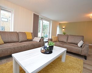 Gemtliche Sitzecke im Ferienhaus De Nagtegaal 23 in De Dennen Texel, ideal zum Entspannen.