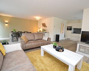 Offenes Wohnzimmer und Kche im Ferienhaus De Nagtegaal 23, De Dennen Texel, mit moderner Ausstattung.