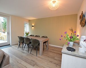 Stilvolle Essecke im Ferienhaus De Nagtegaal 23, De Dennen Texel, ideal fr gemtliche Abendessen.