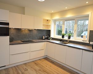 Schicke Kche im Ferienhaus De Nagtegaal 23, De Dennen Texel, mit modernen Gerten und viel Licht.