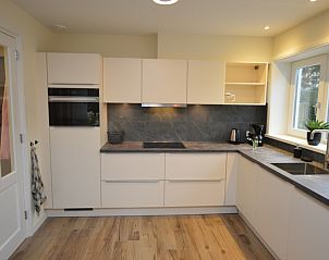 Funktionelle Kche im Ferienhaus De Nagtegaal 23, De Dennen Texel, ideal fr kulinarische Liebhaber.