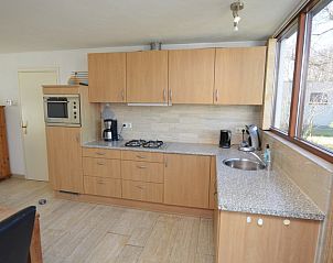 Fully equipped kitchen of Holiday home the Pearl 198 in De Dennen, Texel with spacious countertops and views of nature.