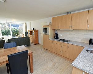 Open kitchen and dining room in Holiday home the Pearl 198 in De Dennen, Texel with lots of light and modern amenities.