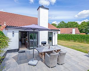 Zonnig terras van Vakantiehuis Gortersmient 304, De Dennen, Texel met comfortabele zithoek.
