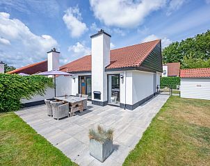 Gezellig terras bij Vakantiehuis Gortersmient 304 in De Dennen, Texel, ideaal voor buiten dineren.