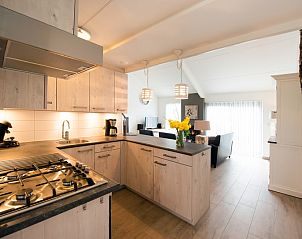 Moderne keuken in Vakantiehuis Gortersmient 304, De Dennen, Texel met open indeling.