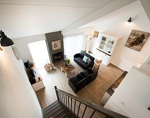 Lichte woonkamer van Vakantiehuis Gortersmient 304, De Dennen, Texel met uitzicht op de tuin.