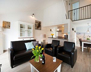 Comfortabele zithoek in Vakantiehuis Gortersmient 304, De Dennen, Texel met moderne inrichting.