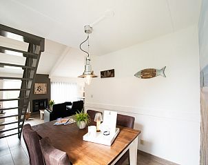 Eethoek en trap in Vakantiehuis Gortersmient 304, De Dennen, Texel met sfeervol interieur.