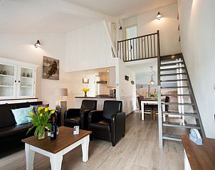 Open woonkamer en keuken in Vakantiehuis Gortersmient 304, De Dennen, Texel met moderne details.