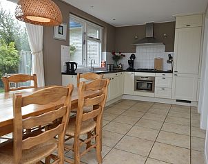 Modern kitchen in Bungalow Uterste Coogh 78, De Dennen, Texel, fully equipped for a comfortable stay.