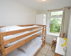 Comfortable bunk room in Bungalow Uterste Coogh 78, De Dennen, Texel, perfect for children or extra guests.