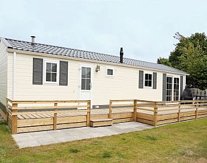 Villetta Sauna vakantiehuis met houten terras in De Dennen, Texel, Waddeneilanden omgeven door natuur.