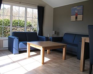 Lichte woonkamer van Villetta Sauna in De Dennen, Texel met comfortabele zitruimte en uitzicht op de tuin.